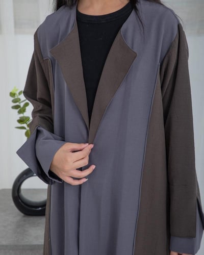 عباية بناتي منسقة بلونين بني ورصاصي