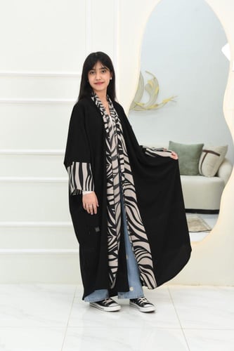 عبايه بناتي لف بقماش كلاريج بتفاصيل ملونة