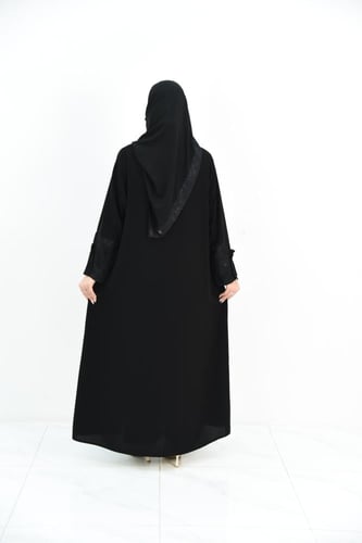 عباية سوداء بتفاصيل جاكار مشجر بالترتر وأكمام مفتو...