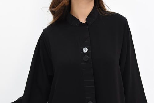 عباية ساحره مزينة بقماش مقلم