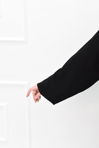 عباية بتفاصيل تطريز ذهبي وأسود