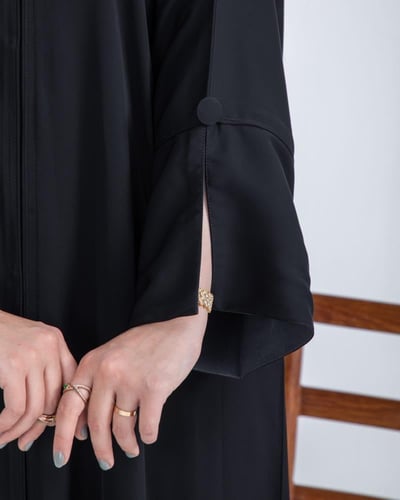 عباية سوداء أنيقة بأكمام مفتوحة بلمسة اللون الرماد...
