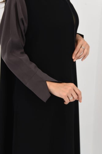 عباية بتصميم متناغم من اللونين الأسود والبني الداك...