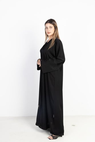 عباية سوداء بأكمام جاكار