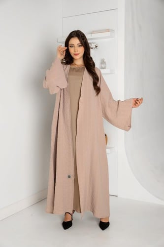 عباية ساحرة بلون بيج بقماش مموج