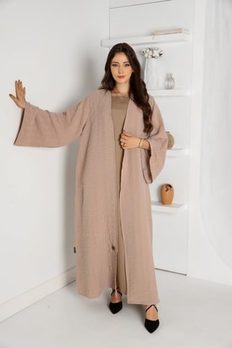 عباية ساحرة بلون بيج بقماش مموج