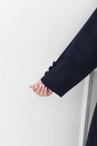 عباية بليزر كحلي بتفاصيل مقلمة