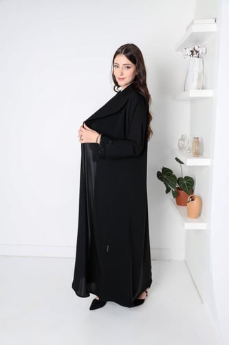 عباية بفستان داخلي وأكمام كيرف مفتوحة