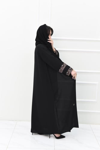 عباية كريب بتطريزات أنيقة على الأكمام