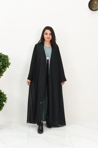 عباية سوداء مبطنة بقماش بلون تركواز مع تفاصيل مطرز...