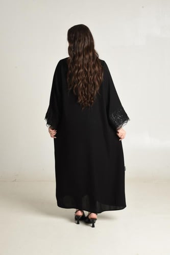 عباية ناعمة بلمسة كلفة راقية على الأكمام