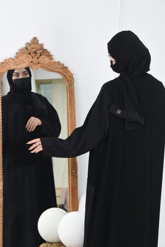 عباية بقماشين سادة ومقلم