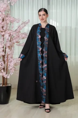عباية كريب فوها بحواف جليتر ملونة