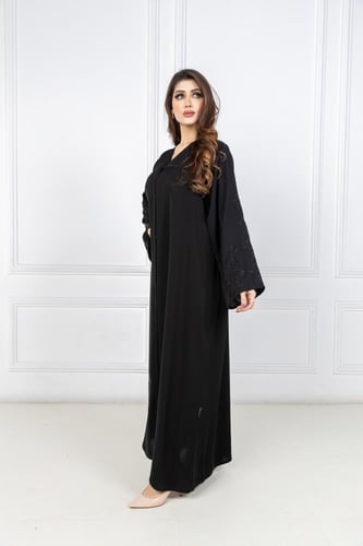 عباية مميزه بقماشها الناعم بأكمام مطرزه بالأسود