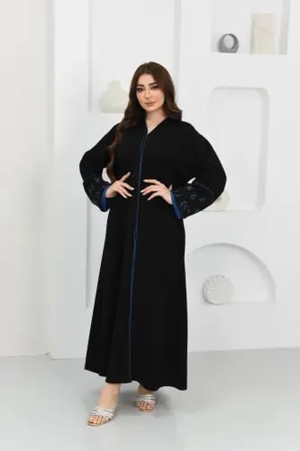 عباية نواعم سوداء بأكمام مربعة مطرزة وقيطان أزرق