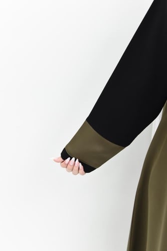 عباية من الفوكر الأسود والتفتة الزيتي مع كول ريفير