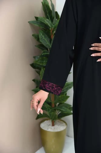 عباية نواعم مطرزة بتفاصيل برغندي