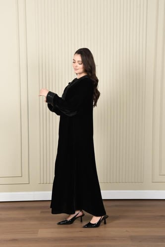 عباية مخملية بتفاصيل جلد لأناقة شتوية دافئة