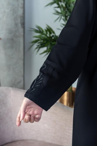 عباية صيفية بتطريز السدو بنهاية كسرات