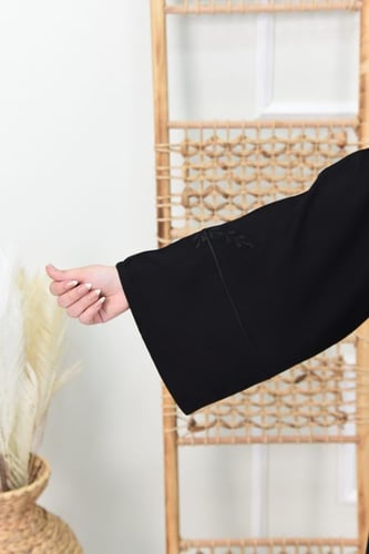 عباية بتصميم يجمع بين القيطان والتطريز