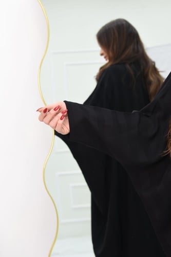 عباية بشت مقلمة بخطوطه متناغمة يتميز بالياقة