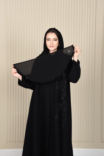 عباية انيقة بتطريز أسود ساحر