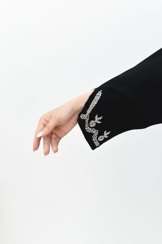 عباية بتطريز ابيض وكسرات ساحرة