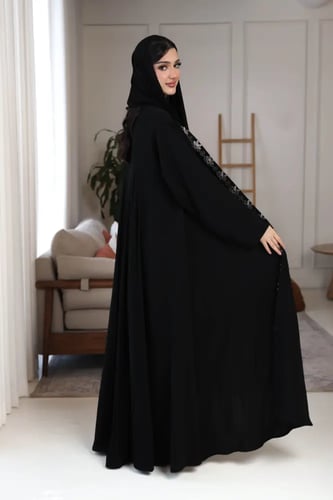 عباية كلوش نواعم بتطريز مع كسرات خلفية