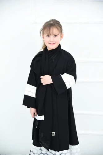 عباية بناتي كاجوال سوداء نص كلوش بدانتيل أبيض تركي