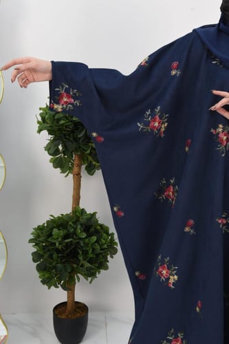 عباية شتوية بشت بلون كحلي بتطريز انيق