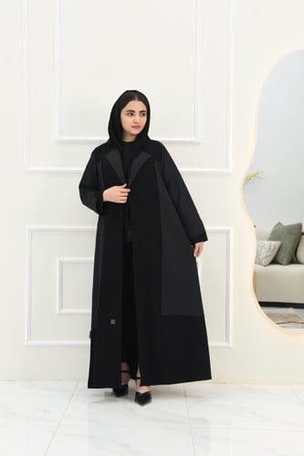 عباية سوداء بتألق فريد من الأقمشة المزدوجة