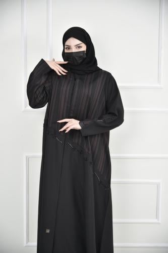عباية بتركيبة قماش مقلمة بالعودي والأسود مع تطريز