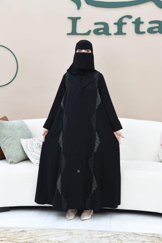 عباية بتطريز ذهبي وفضي مع ياقة وأكمام مقلوبة