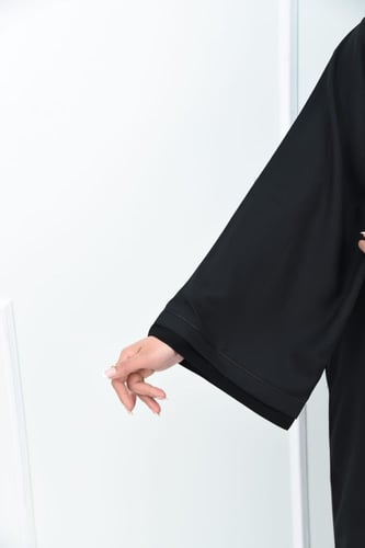 عباية كريب لفتة بسحاب بتفاصيل ملكية مع جيوب مخفية