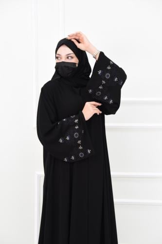 عباية كريب ملكي بتفاصيل تطريز ذهبي وكحلي على الكم