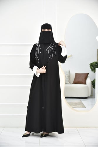 عباية بأكمام بيضاء كيرف وتطريز أبيض على الأكتاف