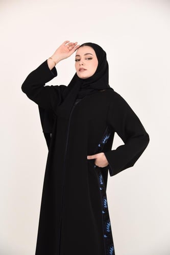 عباية بتطريز كمبيوتر جانبي والكم عادي