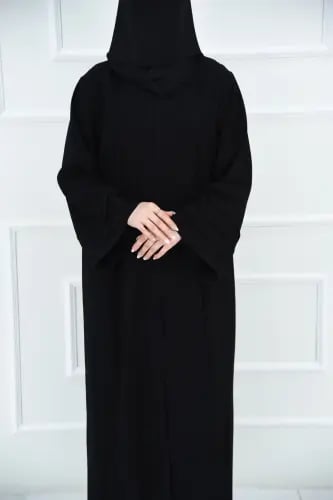 عباية سادة بثنيات من نفس القماش