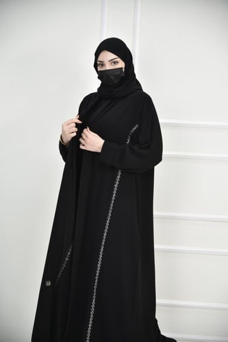 عباية ملكي بتطريز مكينة ملون وباندة أمامية