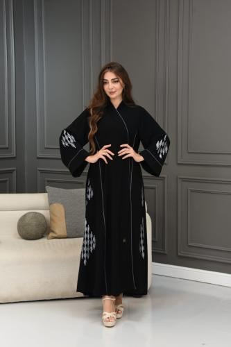 عباية سوداء بتطريز ملون
