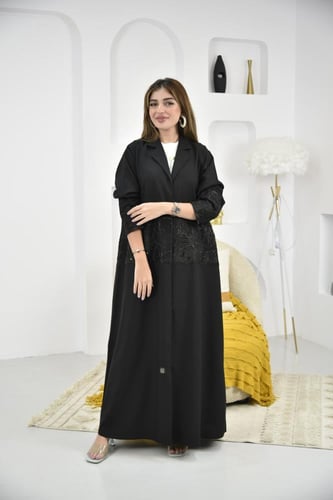 عباية كريب مزيّنة بكلف ورد من المنتصف