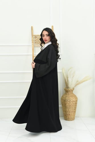 عباية انيقة من الكريب المنقط في الصدر والاكمام