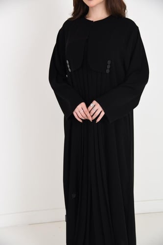 عباية ملكي مغلقة مع كسرات طولية