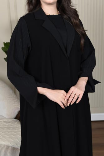 عباية كريب ناعمة بتصميم عملي وأكمام مفتوحة