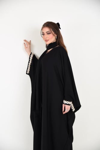 عباية بشت مناسبات بكلفة كريستال على الأكمام المربع...