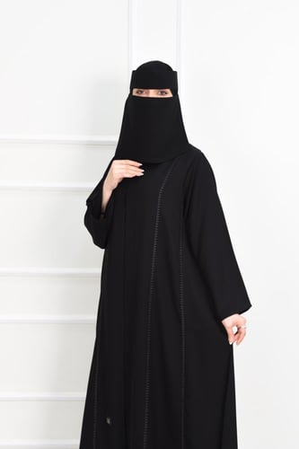 عباية ناعمة بكلفة أنيقة وكم مربع عصري