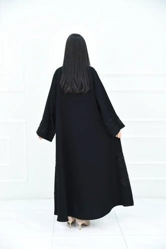 عباية بتطريز نجوم بتفاصيل ناعمة