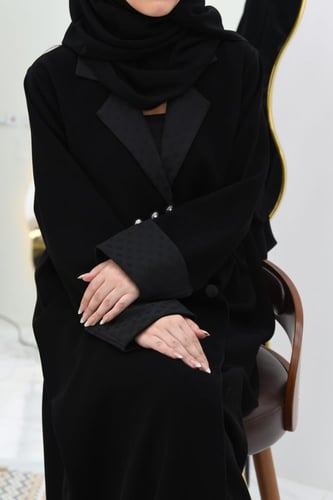 عباية سوداء بياقة واكمام جاكار