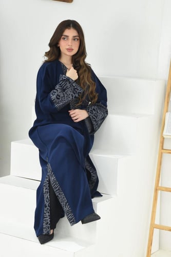 عباية كريب بلون كحلي تزينها تفاصيل من الجاكار