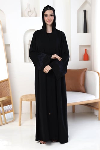 عباية ناعمة بأكمام مربعة وتفاصيل جاكار ياباني مطرز...